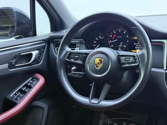 Picture of PORSCHE MACAN