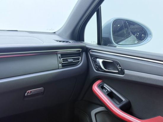Picture of PORSCHE  MACAN